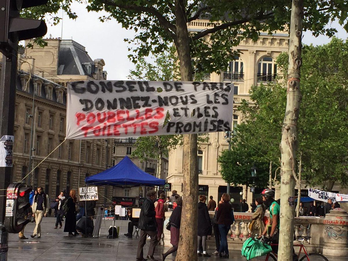 nuitdeboutparis's tweet photo. Heureux-ses de voir que vous avez retrouvé les toilettes promises depuis 2 mois Mme @Anne_Hidalgo ! #10KmLEquipe https://t.co/jABlJQkkHj