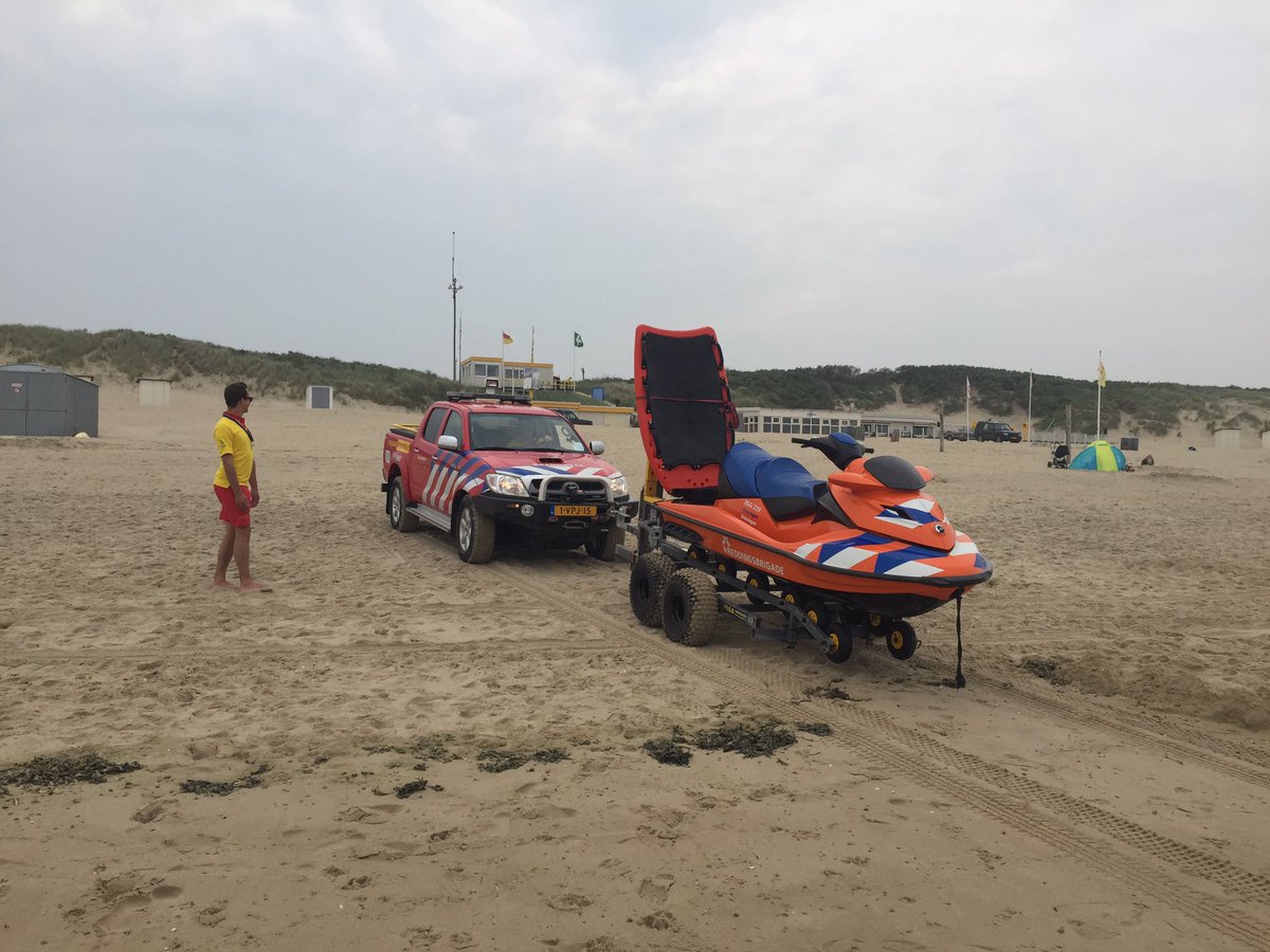 Strandbewaking's tweet image. Vandaag staan wij weer paraat voor uw veiligheid op het strand. Kom gerust voor vragen langs op onze strandpost.