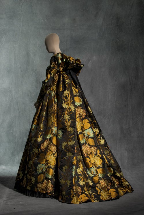 VogueFrance's tweet photo. From renaissance to couture, Suzy Menkes explores Three Centuries of Fashion in Paris:
https://t.co/pbl4LkL5hU https://t.co/YfHEvIz9iq
