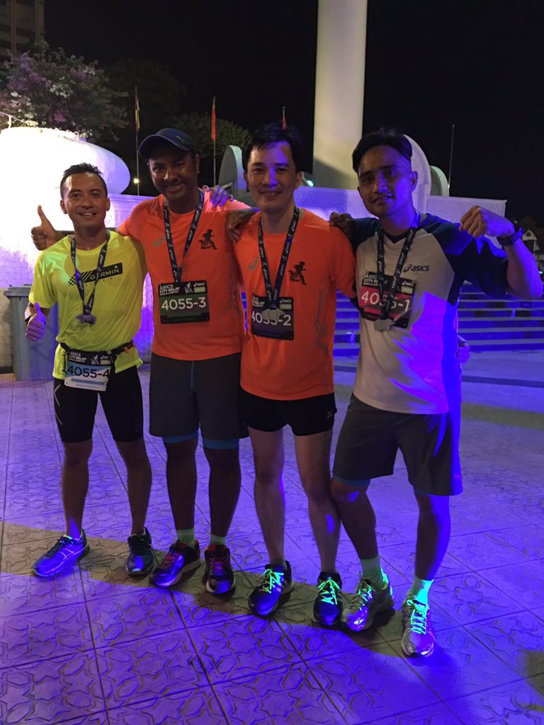 ckyeoh1's tweet photo. With my teammates after completing half marathon relay run last night #asicscityrelay #relaythenight #asicsasia https://t.co/tuVGT0hs8k