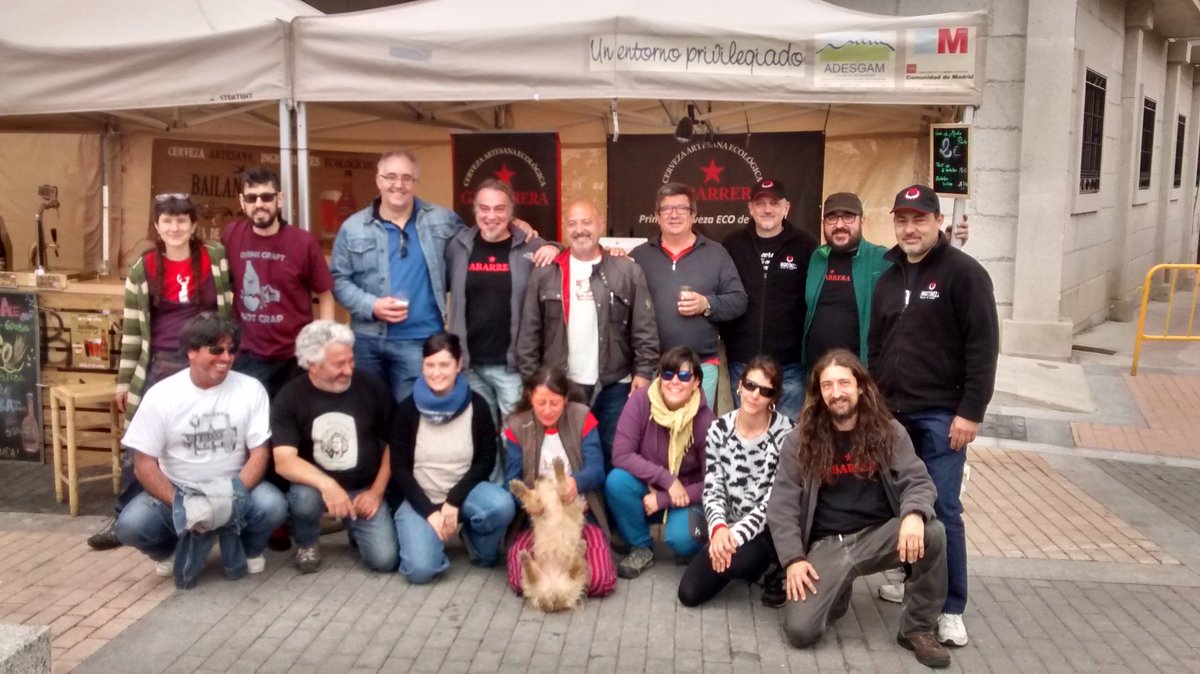 factoriacerveza's tweet photo. En la Feria de Cerveza Artesana de Cerceda. Foto de familia de lis cerveceros participantes. @CervezGabarrera https://t.co/FbifMlDacv