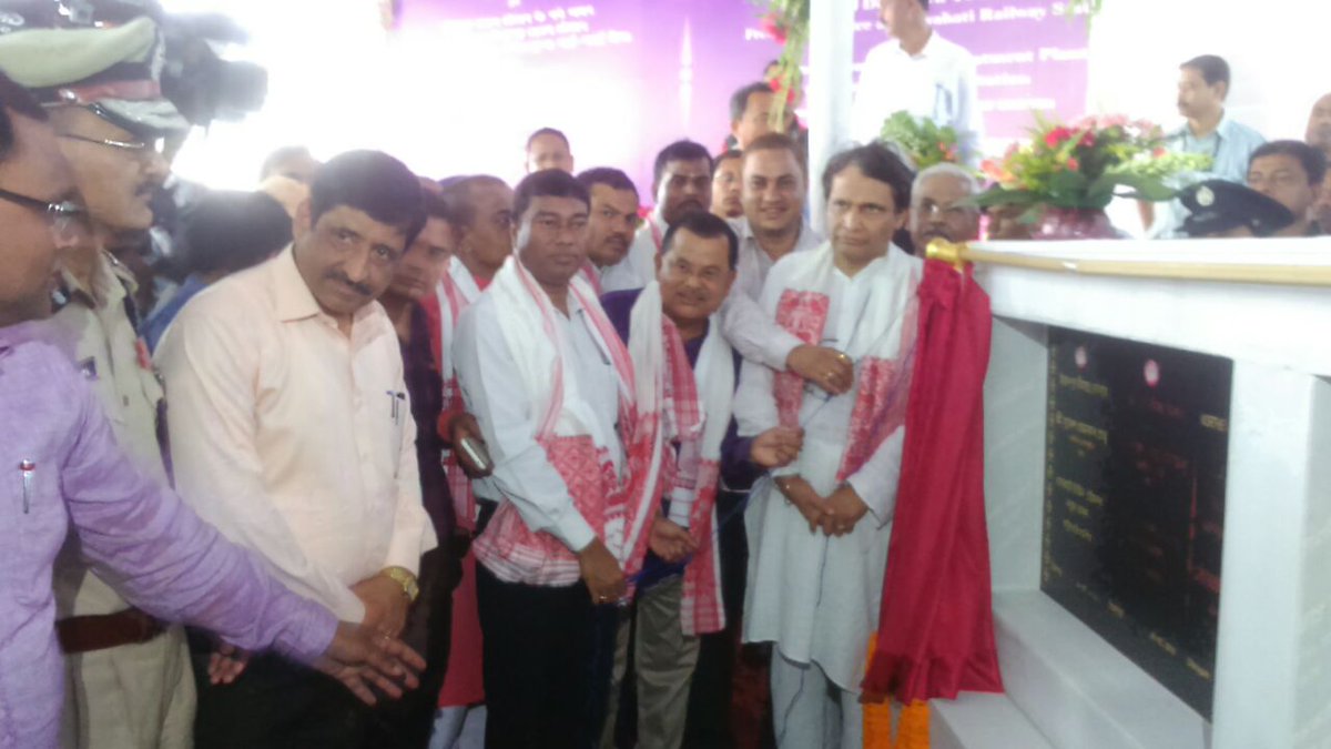 gm_nfr's tweet photo. Hon'ble MR Sh Suresh Prabhu  inaugurated supply of RO water to  passengers on major platforms of Guwahati station. https://t.co/XuNUU01nId
