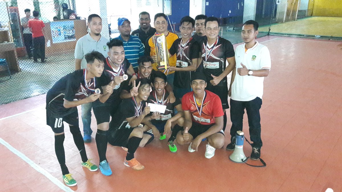 MrLiverpool80's tweet photo. Baru selesai Futsal Piala MBD Pekan di Eastland. Tahniah 4B Pekan @takluk_jebat &amp; KBBT Pekan @arvendpekan https://t.co/INQFmIphoJ
