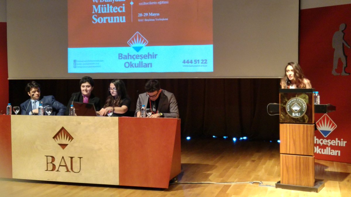 #GençDiplomatlarBAUda Bildirgeler teker teker kabul edildi ve Bandırma delegesi günün anlam ve önemi için sahnede..