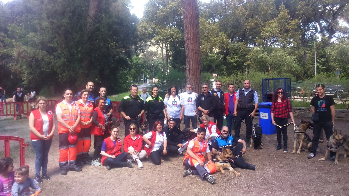 AGCPLE1's tweet photo. Exhibicio K9 amb la Creu Roja Argentona @PoliciaMalgrat, @ViladeSalt, @heroesde4patas, Esplugues, @platjaropolicia https://t.co/ulpYjKdYLx