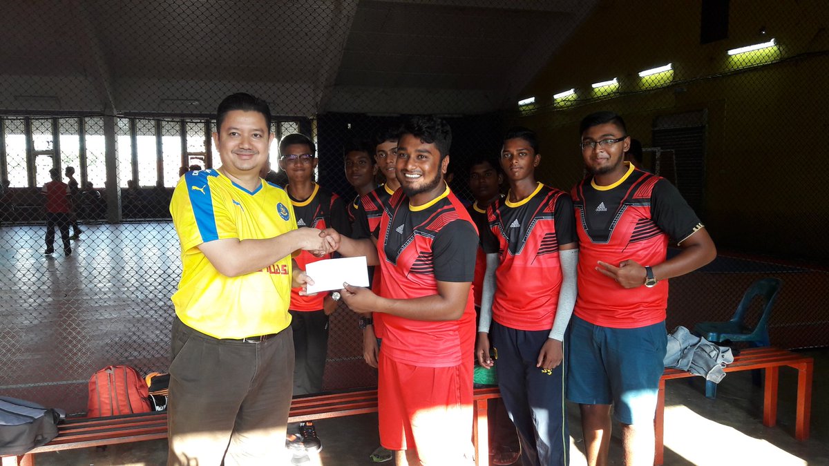 MrLiverpool80's tweet photo. Baru selesai Futsal Piala MBD Pekan di Eastland. Tahniah 4B Pekan @takluk_jebat &amp; KBBT Pekan @arvendpekan https://t.co/INQFmIphoJ