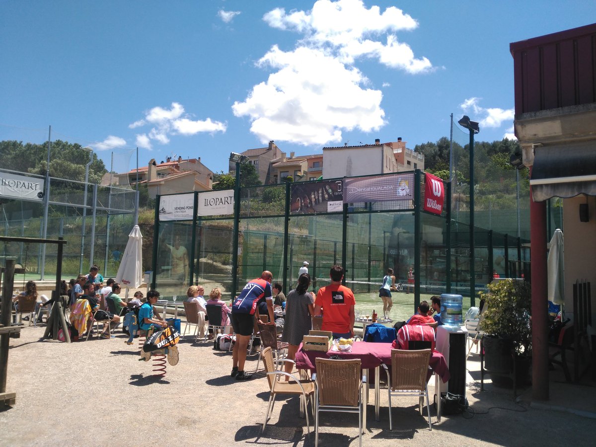 calfontmoreres's tweet photo. Ambientas en el partit mixte. Gran solete @PuntoBlancocom @nautaliaviajes @Llopartcava @WilsonPadelES https://t.co/aMBIR8blZ7