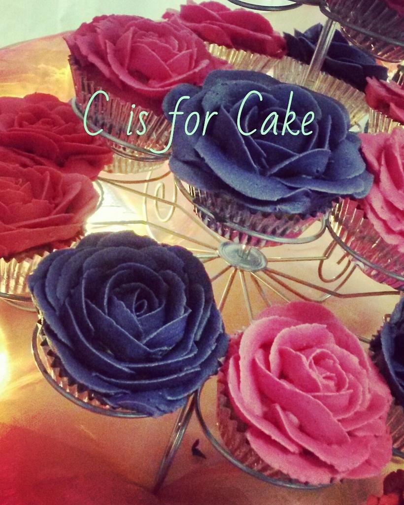 CisFor_Cake's tweet photo. Love piping buttercream roses! Congratulations to the new Mr and Mrs Grant on their wedding yesterday. https://t.co/m5QRXEH1aH