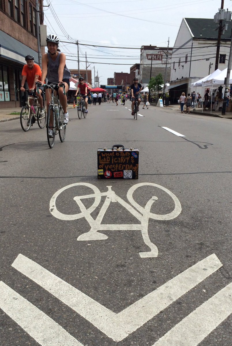 daria_sandburg's tweet photo. #roxannesdriedflowers,
tunes, snacks,&wide throughs
beautiful morning #checkinit @openstreetspgh
over far too soon! https://t.co/VPSyfdClZa