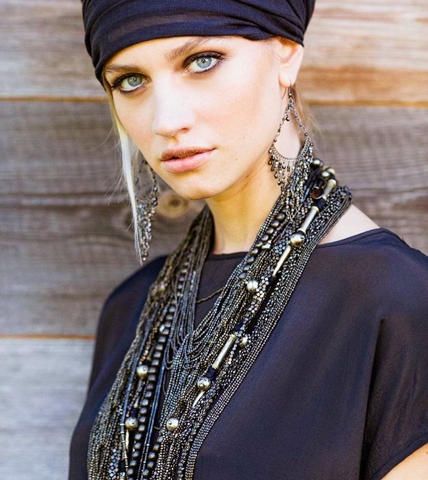 SPAZIU_Paris's tweet photo. 1er cliché du dernier shooting @izi.mi bijoux. Photo @feliciasisco 
#mode #accessoires #bijoux #corsica https://t.co/0nkVhDb8Nn