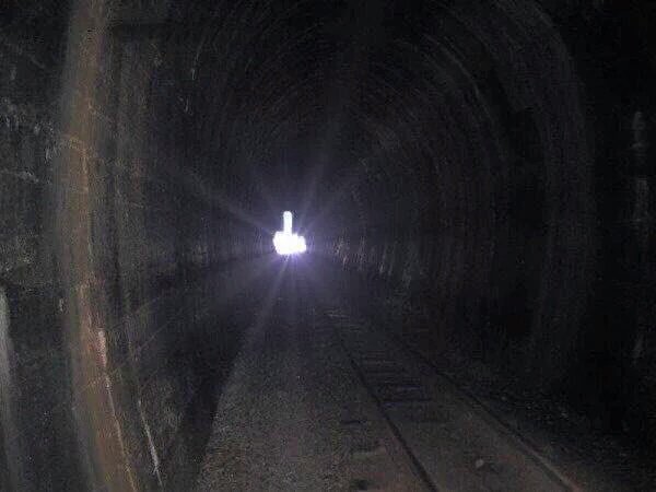 MarlinOsunaV's tweet image. Cuando escuches a una beata hablar de "ver la luz al final del túnel" solo recuerda....
