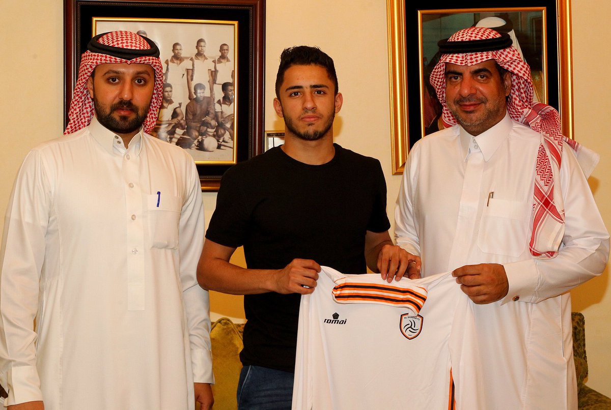 AlShababSaudiFC's tweet photo. #الشباب يوقع عقداً لمدة ثلاث سنوات مع لاعب الفريق الأولمبي لكرة القدم عبد الإله الشاهين. https://t.co/rjNXwPerJL