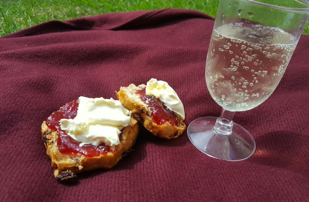 The Prosecco has had too much Prosecco..#creamtea #cornwall #food #cornishwedding #summerfood <a href="/Roddas_Cream/">Rodda's Cream</a> #bubbly