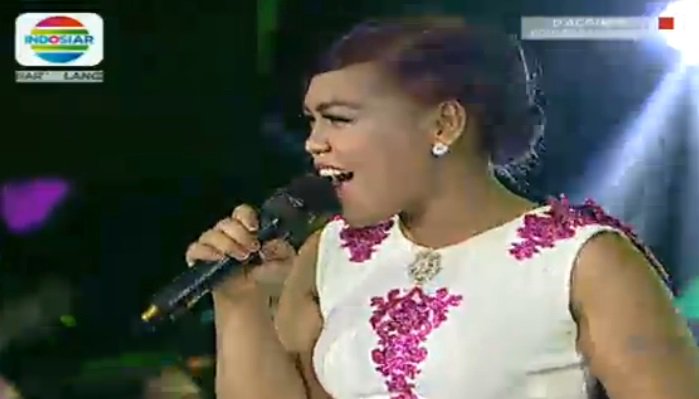 Indosiar's tweet image. Siapa nih yang request lagu hitam putih untuk @DA3_Weni ? seneng nggak nih langsung dinyanyiin #BattleDAcademy