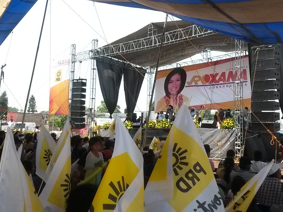 RoxanaLunaP's tweet photo. El ambiente está con todo en este festejo del cierre de campaña. Todos a celebrar. #YoconRox🌞 https://t.co/9EGUnlC27q