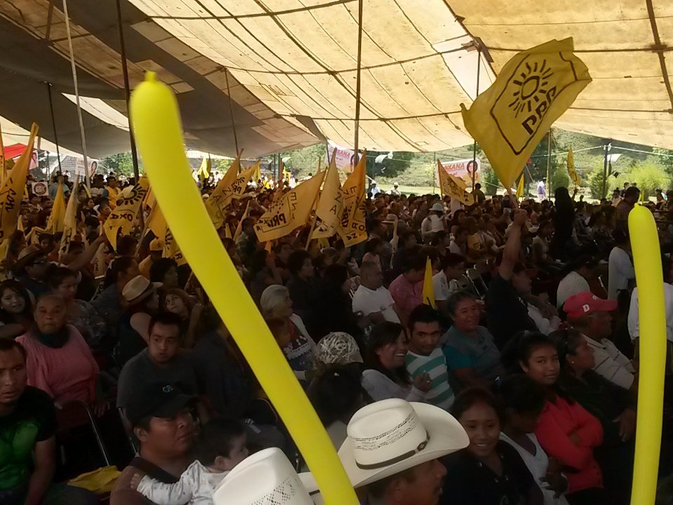 RoxanaLunaP's tweet photo. El ambiente está con todo en este festejo del cierre de campaña. Todos a celebrar. #YoconRox🌞 https://t.co/9EGUnlC27q