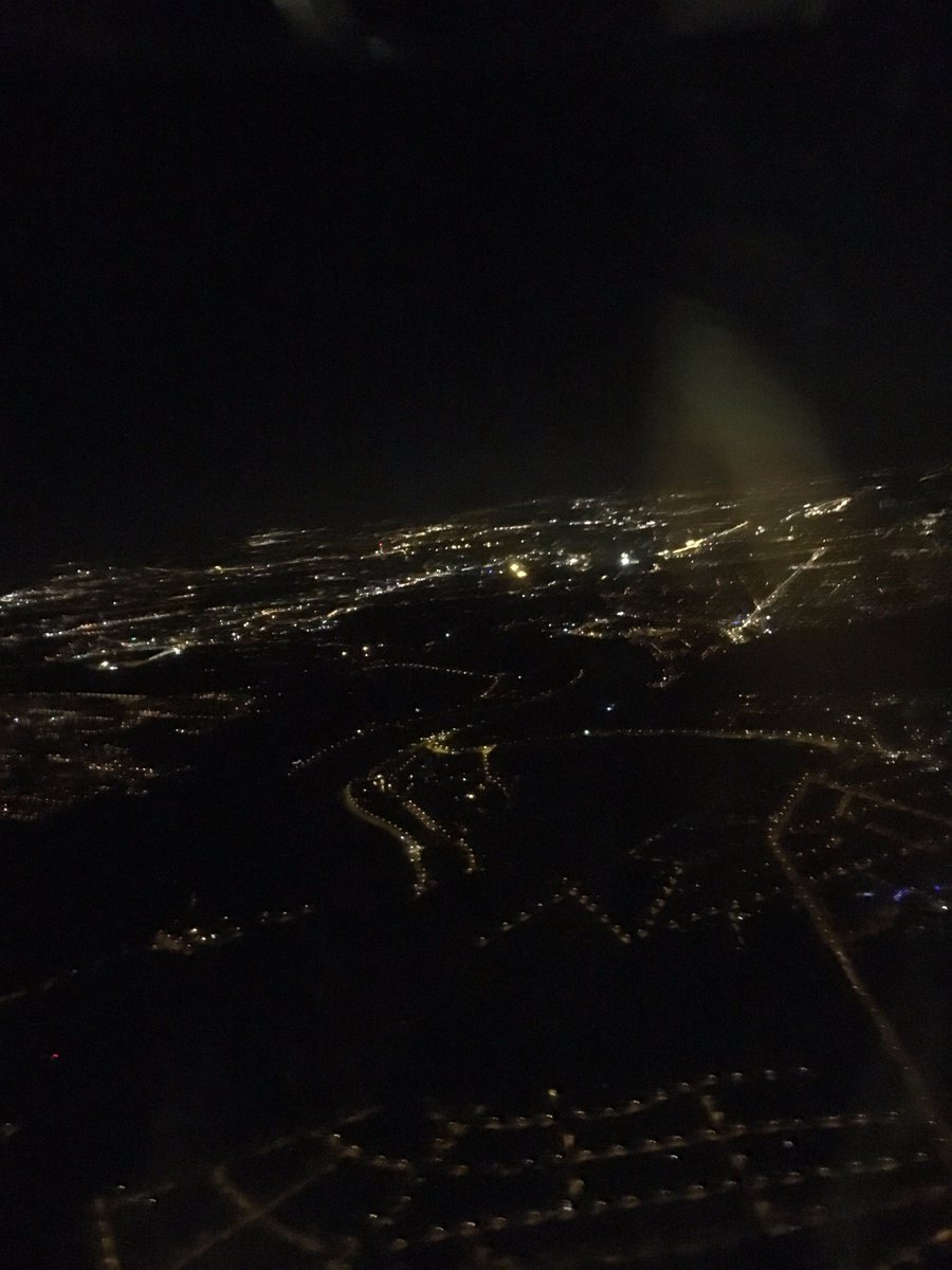 O Xrhsths チェコ チェコランド Sto Twitter アムステルダムからプラハの飛行機から撮った空の写真です 夜 遅かったので随分暗いです １時間半後 プラハに近づきます とても素敵な夜の景色です チェコ