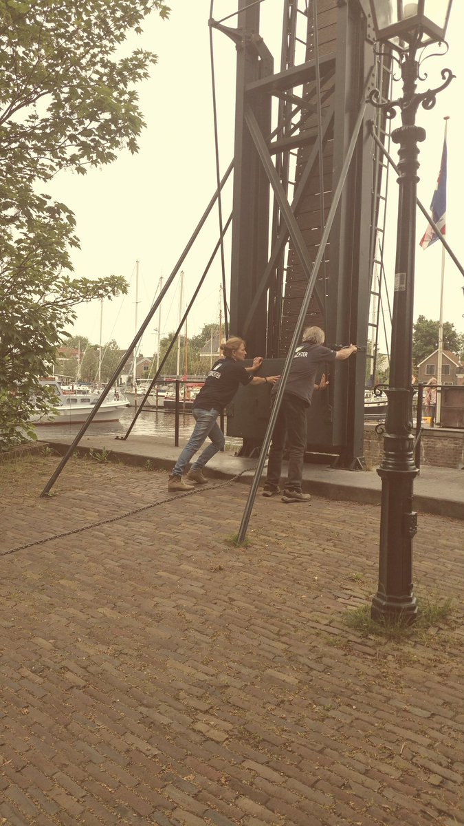 Sluiswachter bij de historische Kolksluis in #Spaarndam. Gelijk aan het werk. 2 bootjes schutten <a href="/HHRijnland/">Hoogheemraadschap van Rijnland</a>
