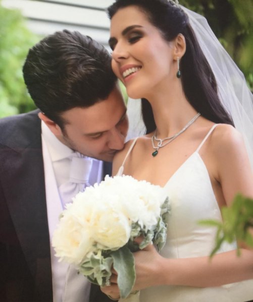 sendilhatice2's tweet photo. Tam bir yıl oldu... birlikte yaşlanmanız dileğiyle Aşkla kalın #iyikisiz @sendil_hatice @sagyasarburak  💕 https://t.co/BgZuui50Jn