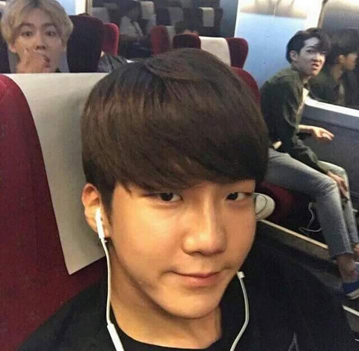 xjinuine's tweet image. when someone is taking a selfie and you are at the back pt1