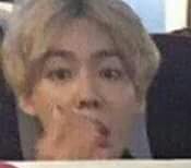 xjinuine's tweet image. when someone is taking a selfie and you are at the back pt1