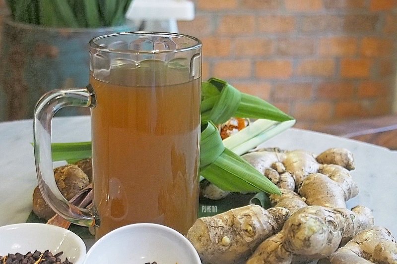 Cuaca dingin enaknya menikmati air jahe racikan istimewa di Omah Sendok!