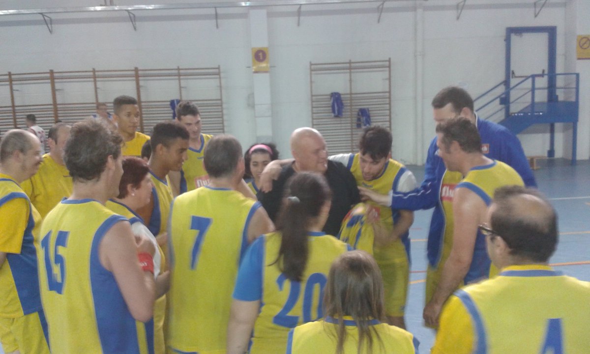afandice's tweet photo. 🎉🎉🎉 @flunch_es #AFANDICE 🏀 ¡¡¡CAMPEONES DE MADRID 2016!!! 🏆 #FEMADDI #GoAFANDICE #Villaverde #SoñarNosHaceGrandes https://t.co/5Vl9rjPdQ8
