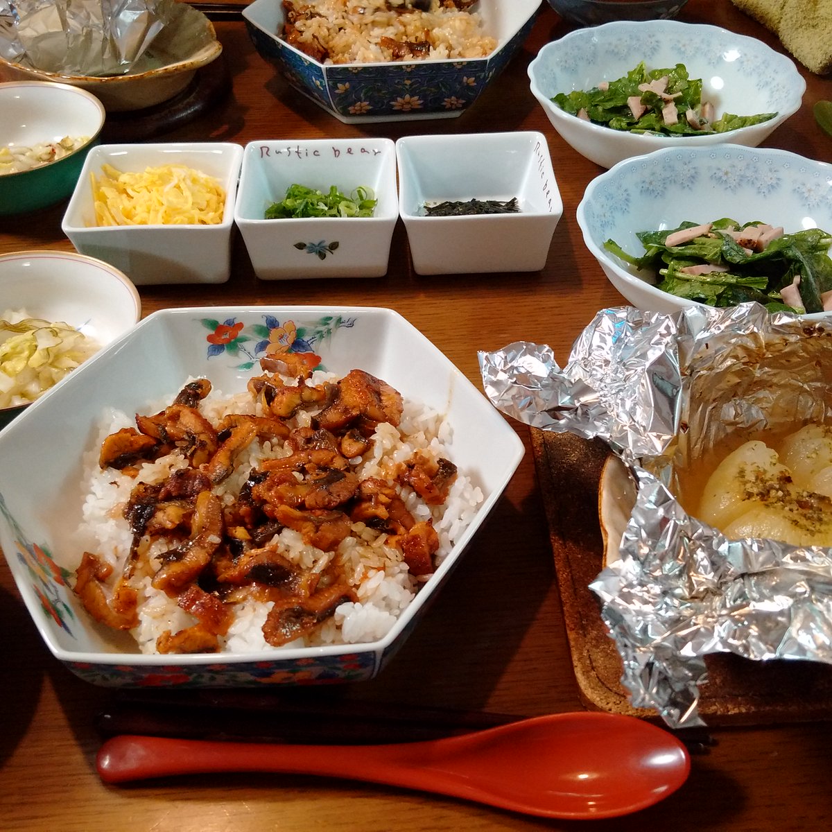 ゆうきゆうき على تويتر 本日の夕食 ひつまぶし 豆腐とワカメの味噌汁 新タマネギのホイル焼き ルッコラのサラダ 白菜の浅漬け ひつまぶしはカタログギフトの冷凍の商品 2杯目は薬味を載せて 3杯目はお出汁でお茶漬けに 美味しかった お腹いっぱい ゆうきゆうき على تويتر 本日の夕食 ひつまぶし 豆腐とワカメの味噌汁 新タマネギのホイル焼き ルッコラのサラダ 白菜の浅漬け ひつまぶしはカタログギフトの冷凍の商品 2杯目は薬味を載せて 3杯目はお出汁でお茶漬けに 美味しかった お腹いっぱい