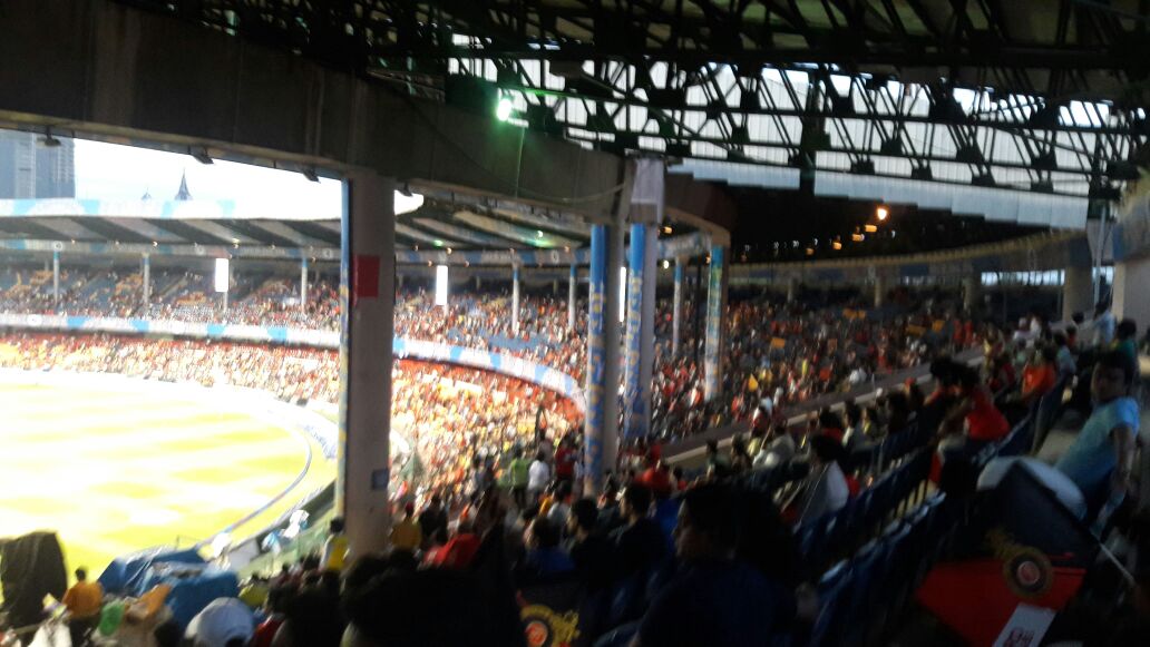 FortuneUAE's tweet photo. IPL Finals 2016 LIVE, Electric atmosphere at #IPL2016 #RCBvSRH Winners of Freddy`s IPL Contest enjoying every moment https://t.co/jtuXjIiZOK