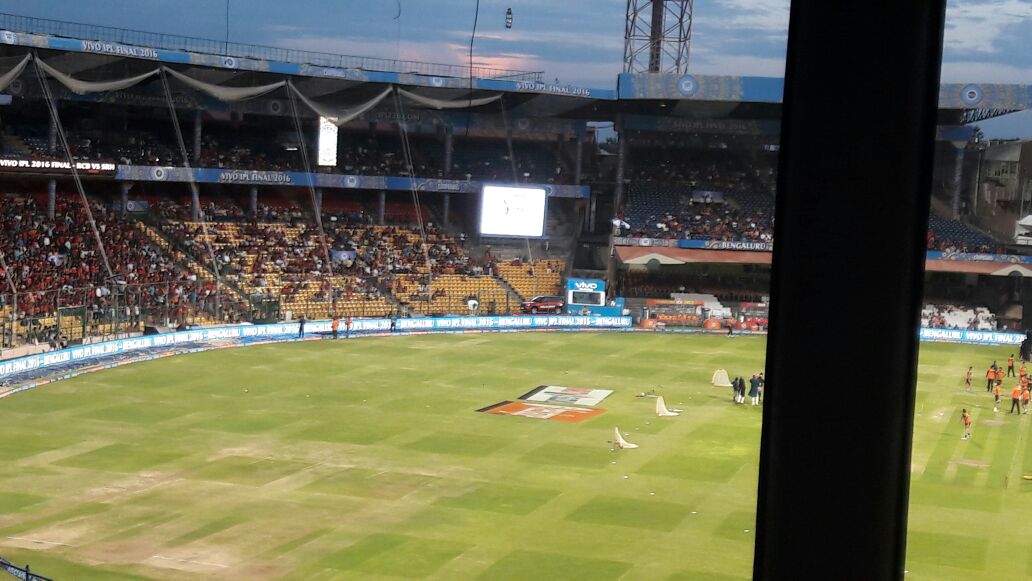 FortuneUAE's tweet photo. IPL Finals 2016 LIVE, Electric atmosphere at #IPL2016 #RCBvSRH Winners of Freddy`s IPL Contest enjoying every moment https://t.co/jtuXjIiZOK