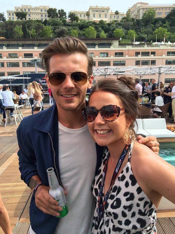 _BestOfLouis_'s tweet photo. Louis with fans in Monaco https://t.co/KmXdNCZzN2