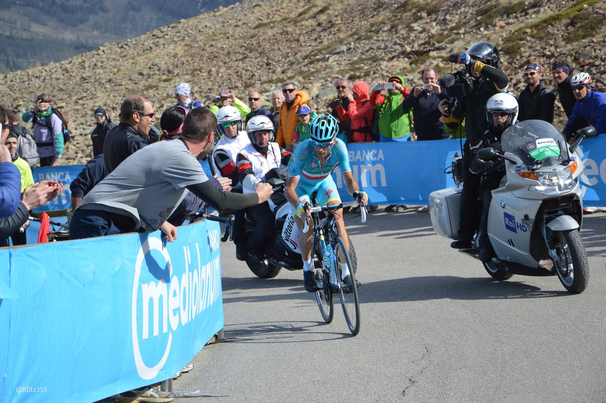 Il passaggio al #gpm sul #ColleDellaLombarda dello #squalo @vincenzonibali #giro #fightforpink @Ale_Mambe