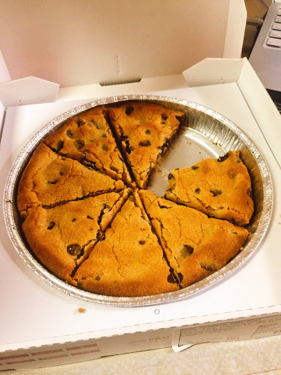 파파존스 쿠키 피자 시키면 무료길래 한 번 먹어봤다. 갓 받았을 땐 전반적으로 말랑하고 부드럽고 끈적한 느낌이라면 식고 나니 바삭하고  쫀득한 느낌. 꽤 달고, 꽤 기름지지만 버터 풍미는 없음. 먹을만하다!