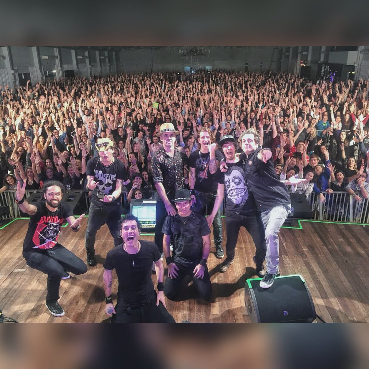 Valeu, Criciúma! Noite incrível com essa galera #duka! Até  a próxima 😉😊 #capitalinicial #AcusticoNYC