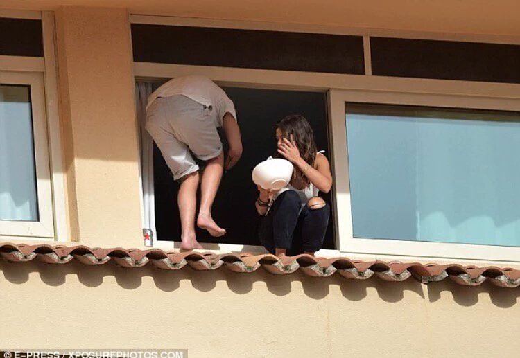 lasgrowns's tweet photo. Louis y Danielle ayer en su hotel de Monaco #2 https://t.co/Cu1LTVxmdM