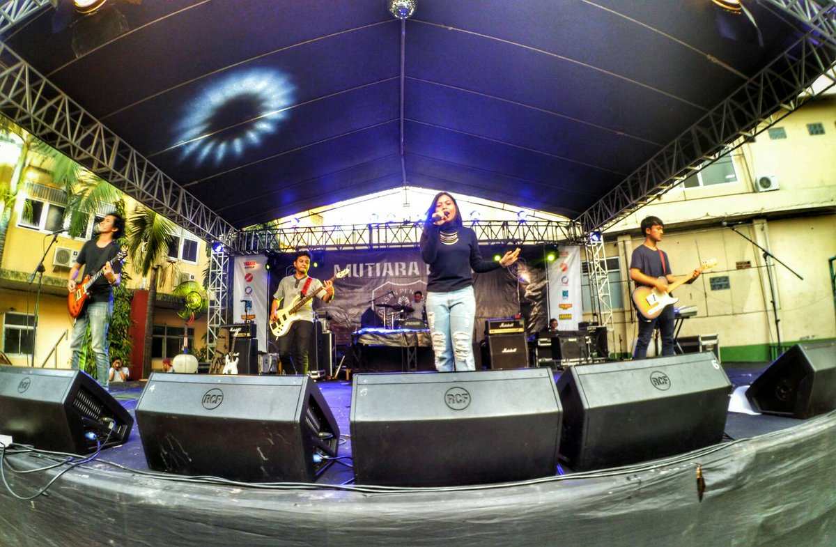Naah ini dia hasil perform kemarin di Pensi Mutiara Baru Bekasi. acaranya gokiilll gaais, Raaaawwkk!!!