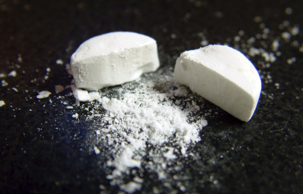 tubantia's tweet photo. Drie mannen in Hengelo aangehouden voor drugsbezit https://t.co/YV2qTc9fkY https://t.co/d1vinLzQ3z