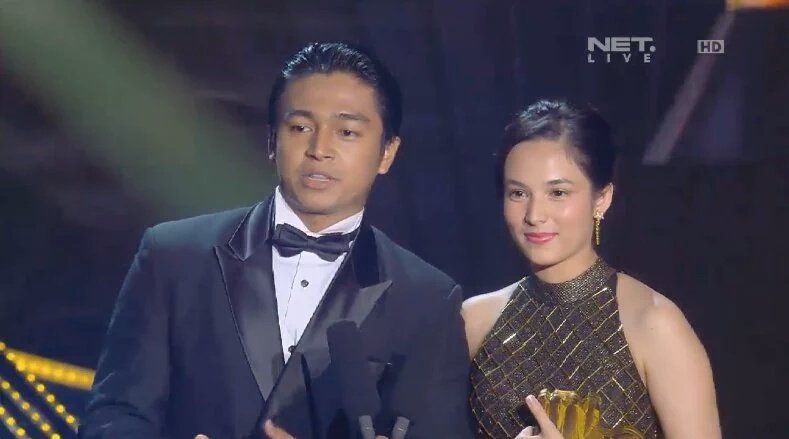 Dinaputrib's tweet photo. @DevaMahenra yatuhan ganteng banget kadeva mlm ini di ultah net 3.0 indonesia choice award 2016 #IndonesiaLebihKece https://t.co/JzvOEaccAm