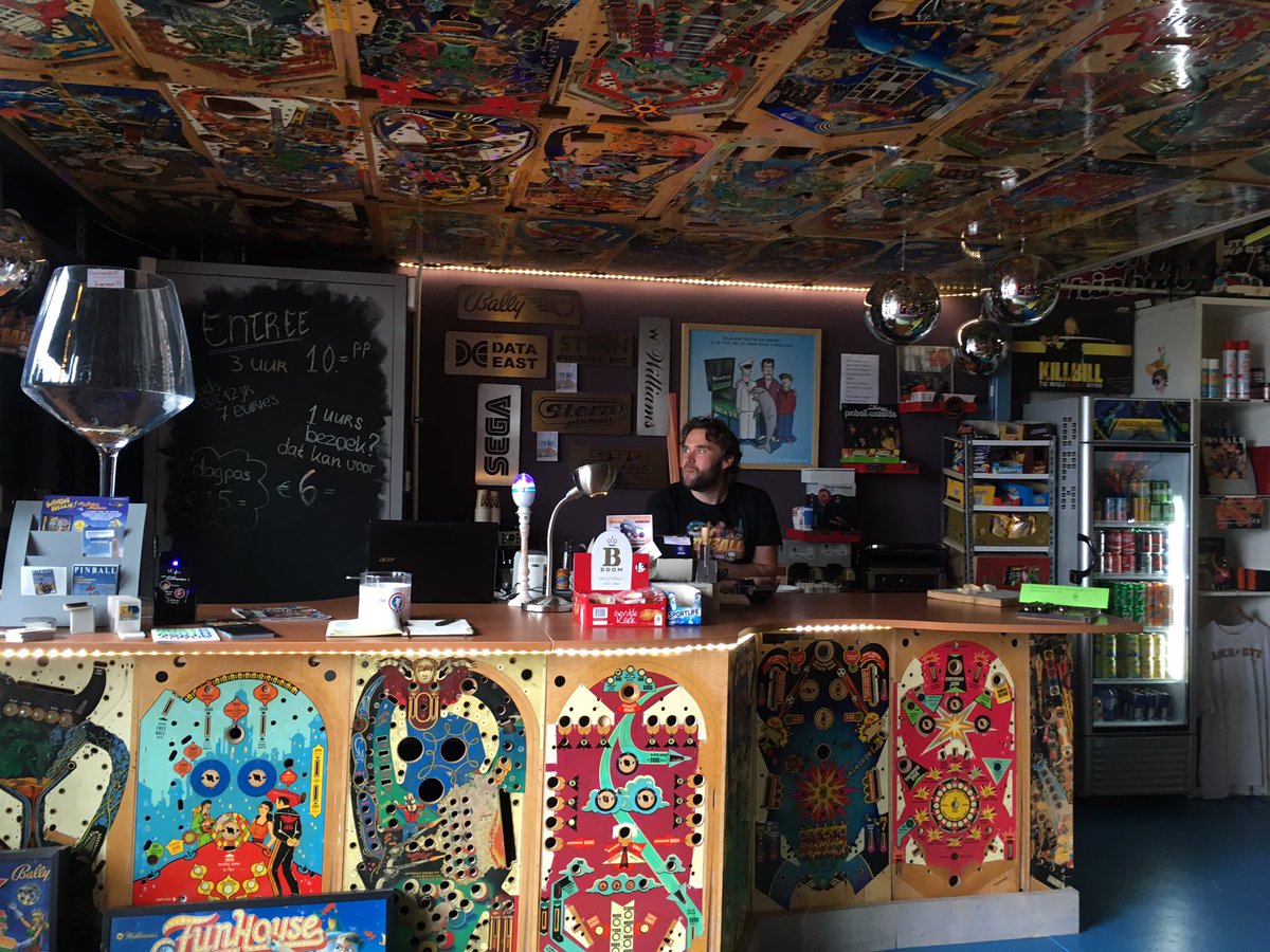 Antoinettelaan's tweet photo. Hoe cool is dit!!! Een flipperkast/pinball museum waar je los kan gaan als pinballwizzard. @PinballMuseumNL #ook010 https://t.co/GARZsuSOMI