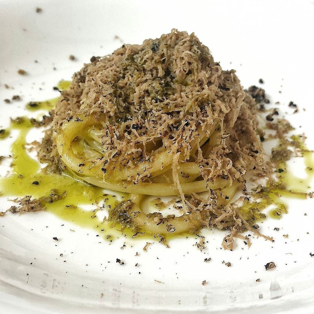biancatecchiati's tweet photo. Spaghetto Latini,olio di canapa,tartufo nero #pranzosocialeUliassi #uliassipassion #ristor… https://t.co/wnZojioVod https://t.co/ztlX29cMuD