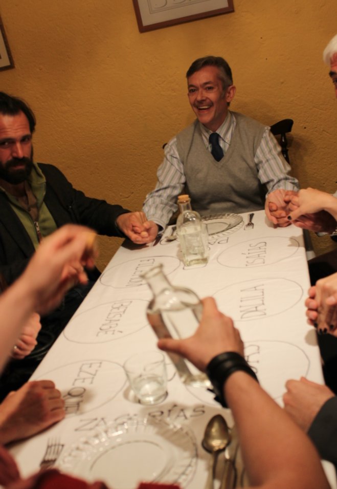 microteatro's tweet photo. En día de elecciones las comidas familiares pueden ser un poco diferentes...
Último día #MicroRojo a las 19,30h https://t.co/wkLz0aCQNP