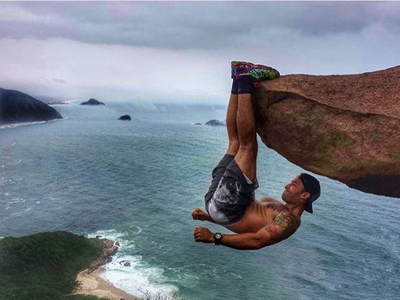 .

조조는 꾀가 지나쳐 망했고
항우는 힘이 지나쳐 망했다

곰은 웅담 때문에 사냥감이 되고
표범은 빛나는 털 땜에 가죽 벗겨지는 수모 당한다

그러니 지나치면 모자람만 못하다

넘치지도 말고 처지지도 말라