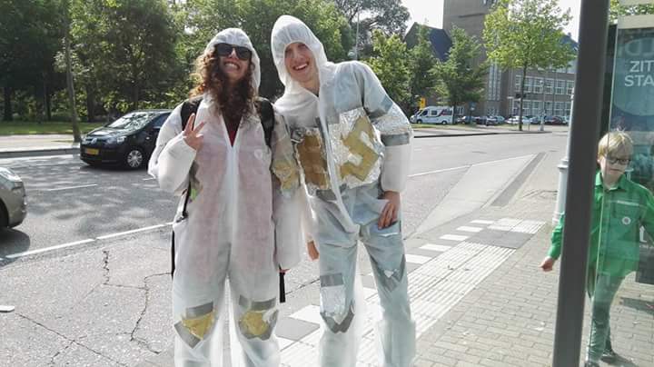 Astronauten bij de bushalte! Welpen van de AWH hebben de tijd van hun leven op het welpenweekendje!