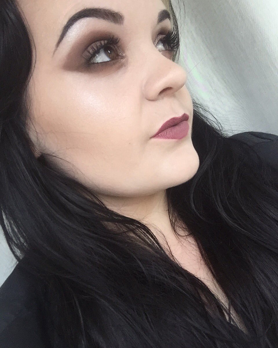 _Alex_Chapman's tweet image. #grunge and #glowing #abhdipbrowpomade in ebony #makeuprevolution on the eyes with #sleekmakeup highlight 💀✨