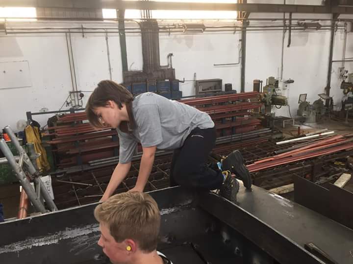 De zeeverkenners helpen ook een handje! De nieuwe sleper komt steeds dichterbij! ⛵ 💦