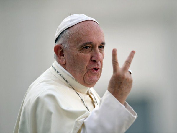 fanquinco's tweet photo. El Papa le pide a Papi que juegue dos años más @LeoLopez7 @bienvenidorv @altagraciasa #NotevayasPapi https://t.co/RXQyIKmSCU