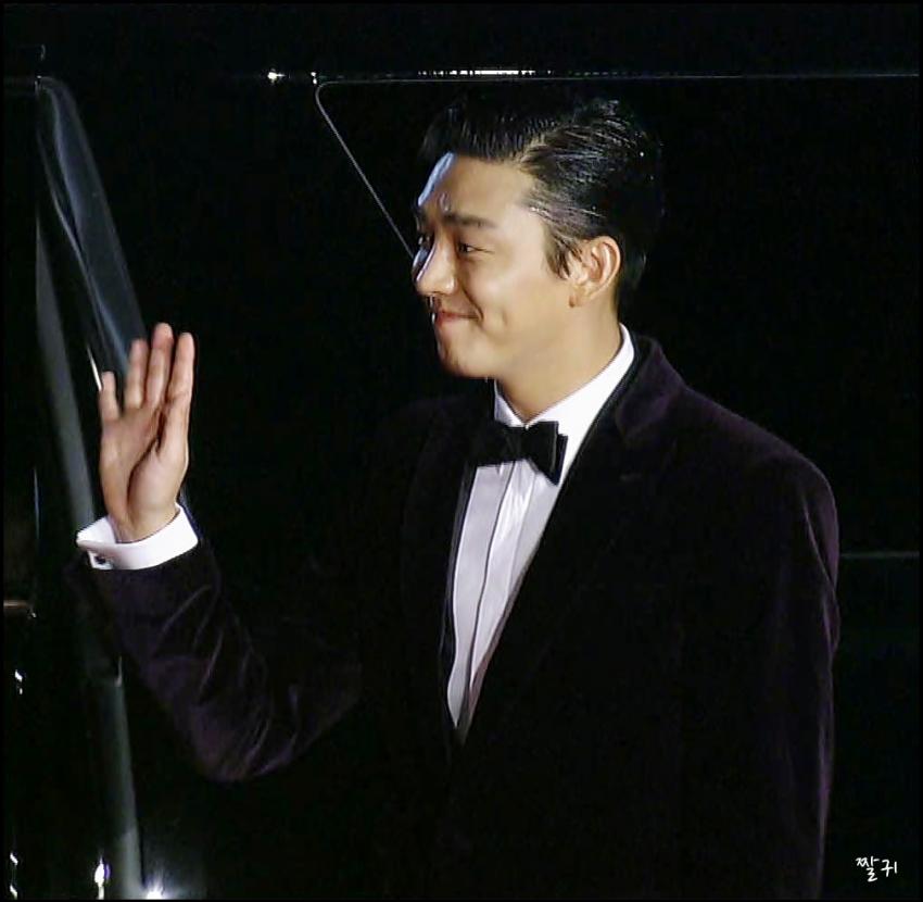 SIKseekers's tweet photo. #YooAhIn Wins #BestActor At The 36th Golden Cinema Film Festival tonite! ✌ https://t.co/9bkFABi6N8 #유아인 #Veteran https://t.co/wH0d9m8wqZ