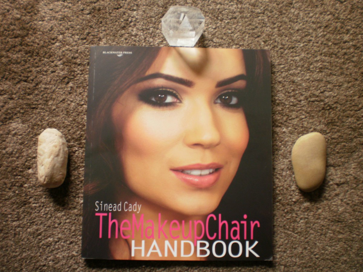 lilianacpj's tweet photo. The Makeup Chair Handbook by Sinead Cady https://t.co/ud5Byp3pGl #makeup #bbloggers #bloggerspt @bloggersPT https://t.co/4DG7Dc2T3X
