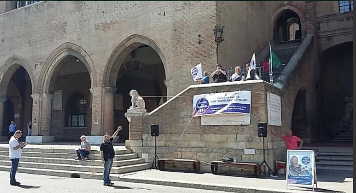 SanPietroePaolo's tweet photo. Adinolfi a Rimini ha Fatto il pienone con il comizio in Piazza... Ha riempito lo spazio solo con la sua presenza https://t.co/V8DXBKJDPx