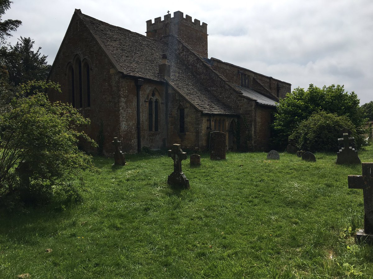 KEZZASSTUF's tweet photo. Jacobean 1600s experience. @NTChastleton. Period Home to Jones, inventor #croquet, own beehives &amp; honey #Doingstuf https://t.co/zpxlmIg9Z6